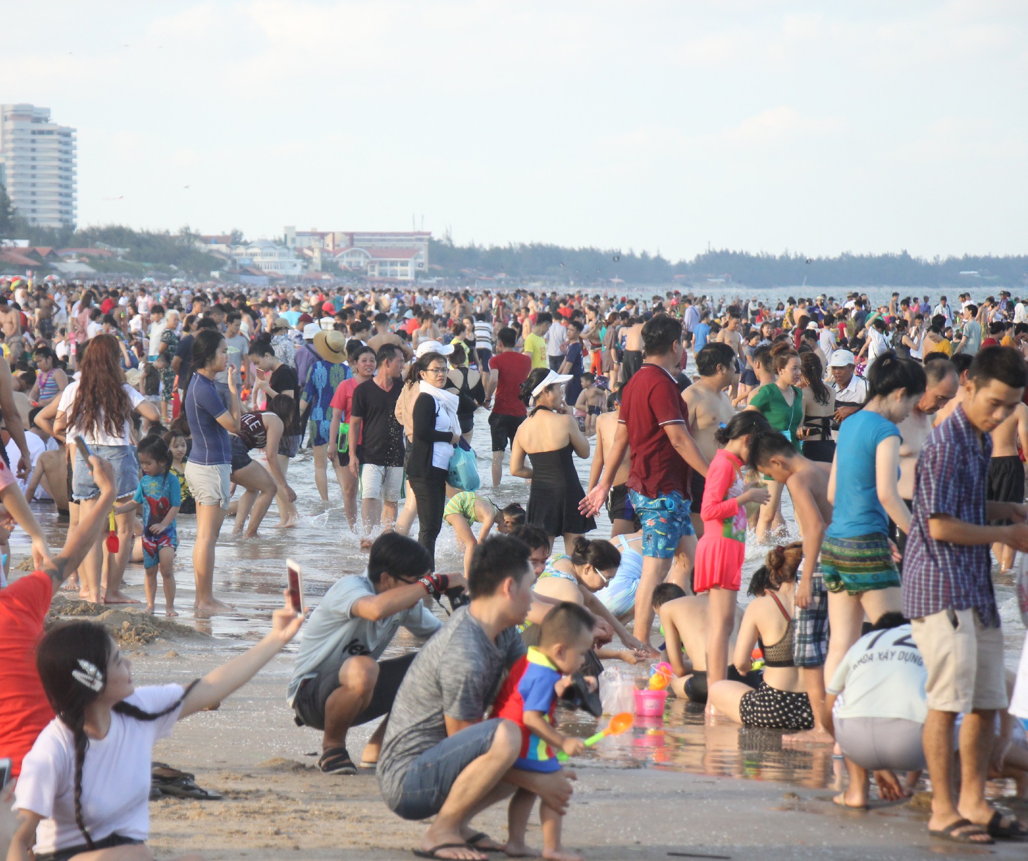 Vũng Tàu đông như nêm, nhiều du khách bị sứa tấn công