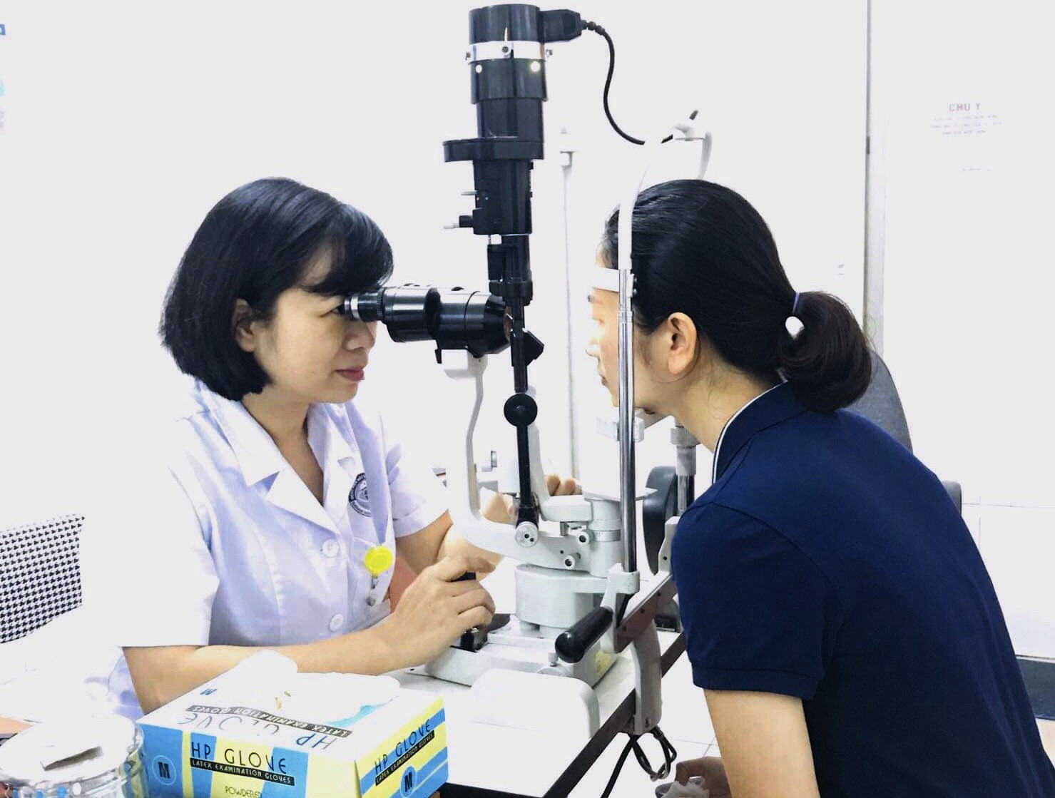Nữ sinh 16 tuổi suýt mù vì dụi côn trùng bay vào mắt