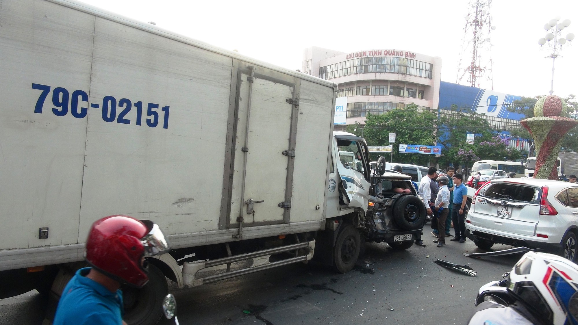 Xe tải t&ocirc;ng v&agrave;o đo&agrave;n người đang dừng đ&egrave;n đỏ, 2 người nguy kịch - Ảnh 2.