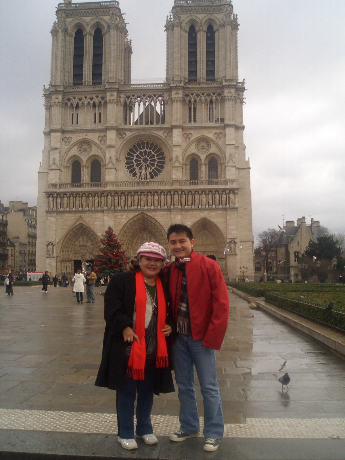 Nghệ sĩ b&agrave;ng ho&agrave;ng trước ngọn lửa b&ugrave;ng l&ecirc;n từ Nh&agrave; thờ Đức B&agrave; Paris - Ảnh 2.