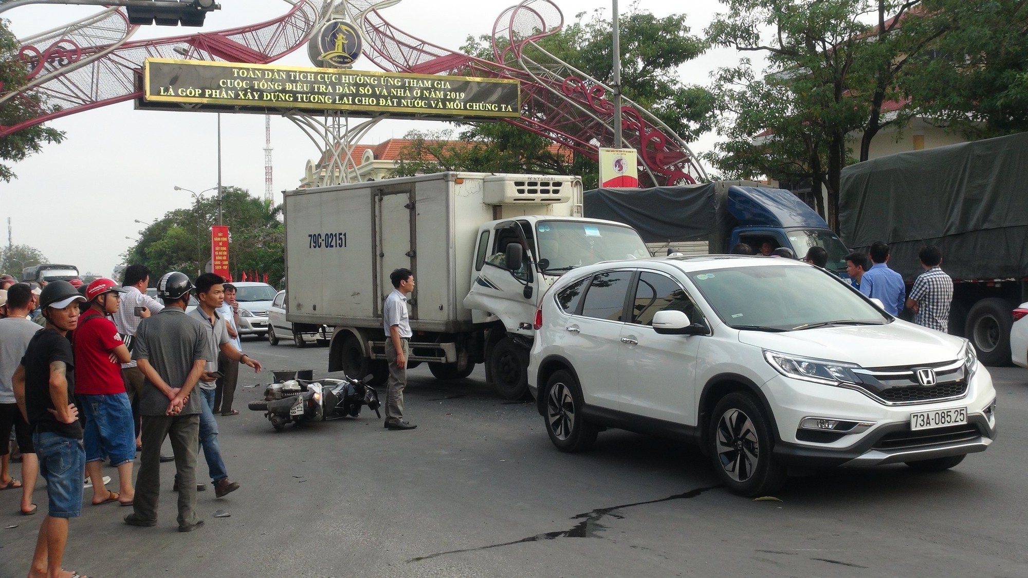 Xe tải t&ocirc;ng v&agrave;o đo&agrave;n người đang dừng đ&egrave;n đỏ, 2 người nguy kịch - Ảnh 1.