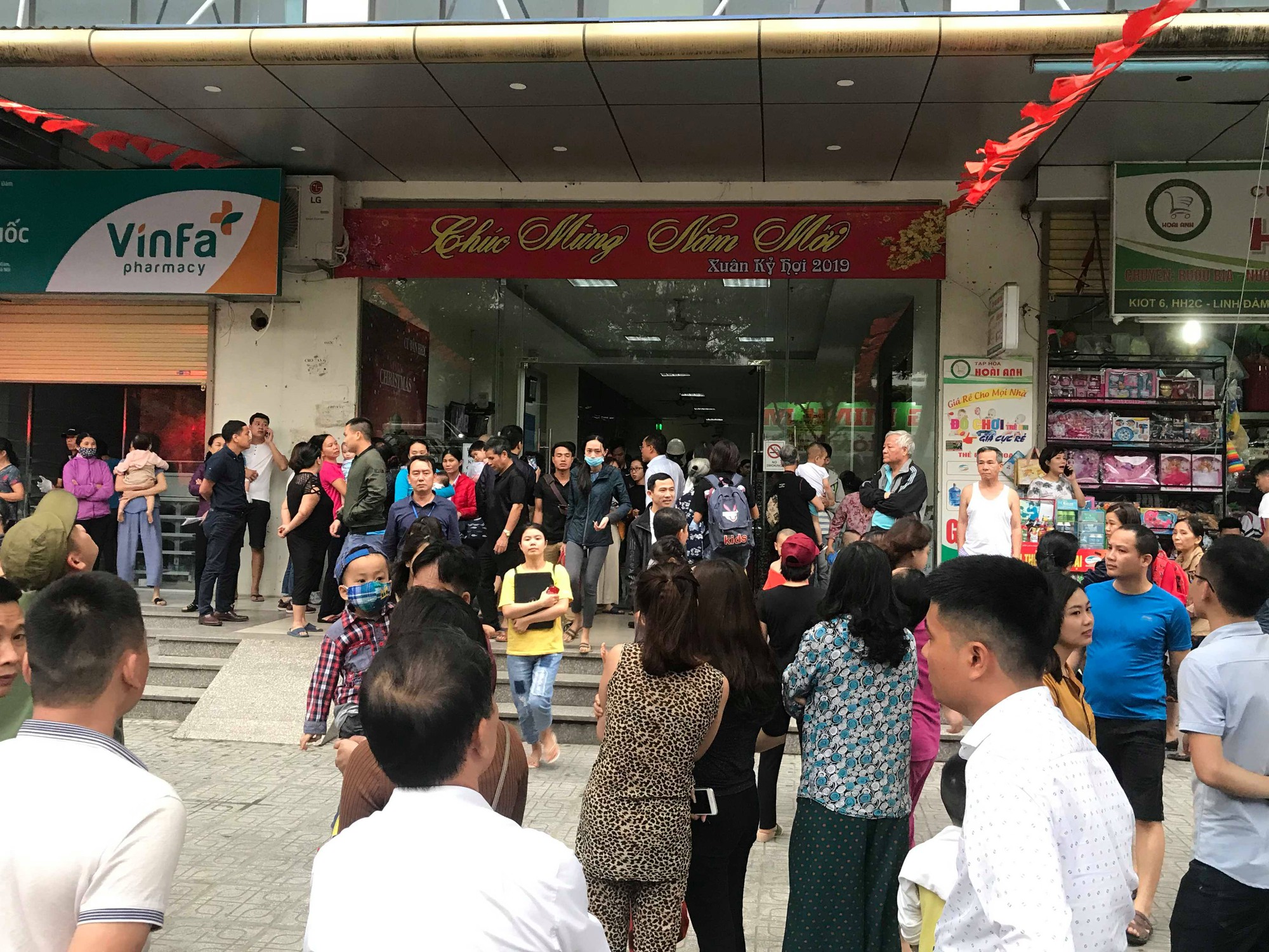 Cháy ở chung cư HH Linh Đàm,  người dân nháo nhác bỏ chạy