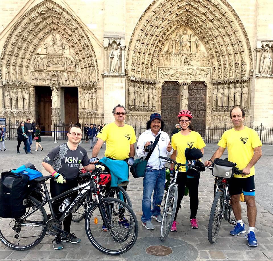Nghệ sĩ b&agrave;ng ho&agrave;ng trước ngọn lửa b&ugrave;ng l&ecirc;n từ Nh&agrave; thờ Đức B&agrave; Paris - Ảnh 3.