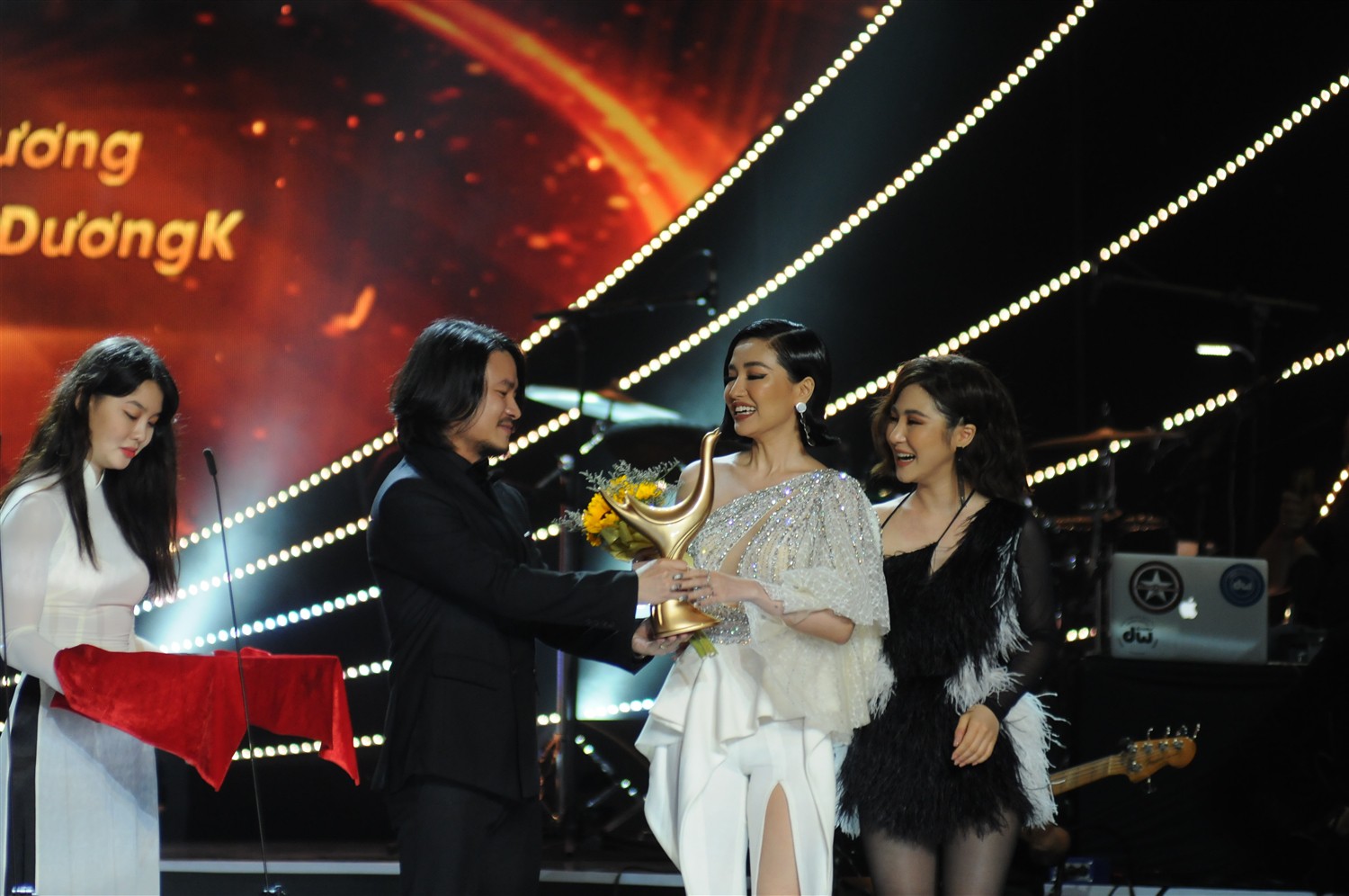 Đ&ocirc;ng Nhi đoạt giải Ca sĩ của năm - Giải Cống hiến 2019 - Ảnh 2.