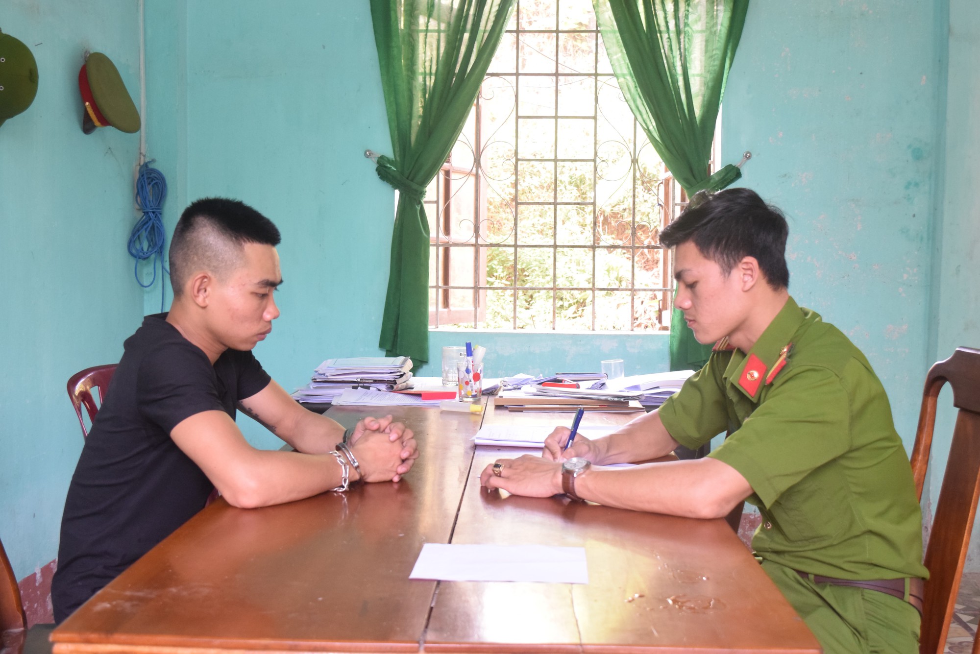 Thấy cô gái đi một mình, nam thanh niên dí dao cướp tài sản