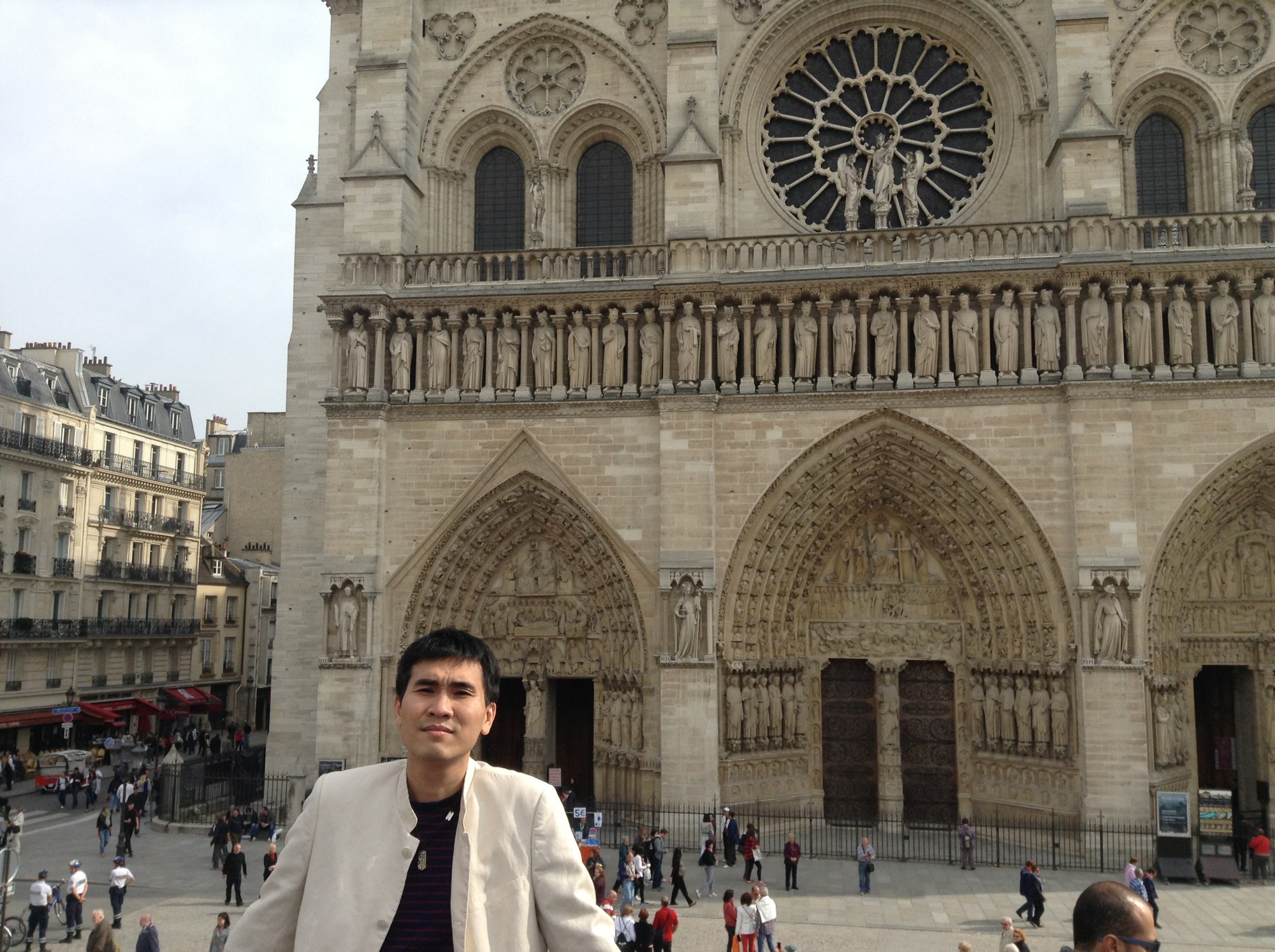 Nghệ sĩ b&agrave;ng ho&agrave;ng trước ngọn lửa b&ugrave;ng l&ecirc;n từ Nh&agrave; thờ Đức B&agrave; Paris - Ảnh 4.