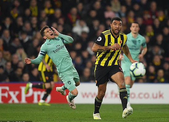 Thủ môn Watford "tặng" bàn thắng hy hữu, Arsenal vào Top 4