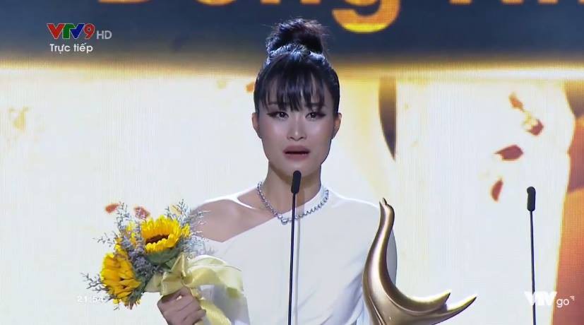 Đ&ocirc;ng Nhi đoạt giải Ca sĩ của năm - Giải Cống hiến 2019 - Ảnh 1.