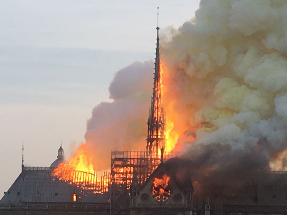 Ch&aacute;y Nh&agrave; thờ Đức B&agrave; Paris: Biểu tượng hy vọng giữa đống tro t&agrave;n - Ảnh 2.
