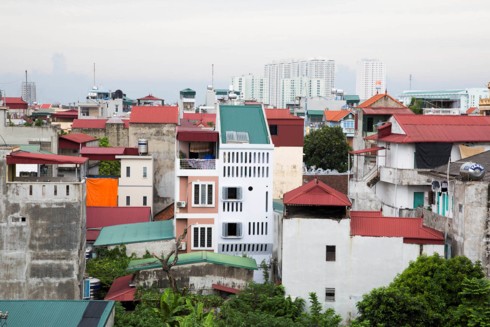Ngôi nhà nằm trong hẻm nhỏ nhưng không thiếu sáng - Ảnh 1.