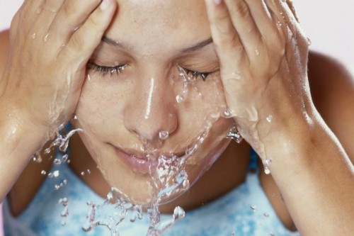 B&iacute; quyết giữ lớp nền trang điểm bền trong m&ugrave;a n&oacute;ng - Ảnh 1.