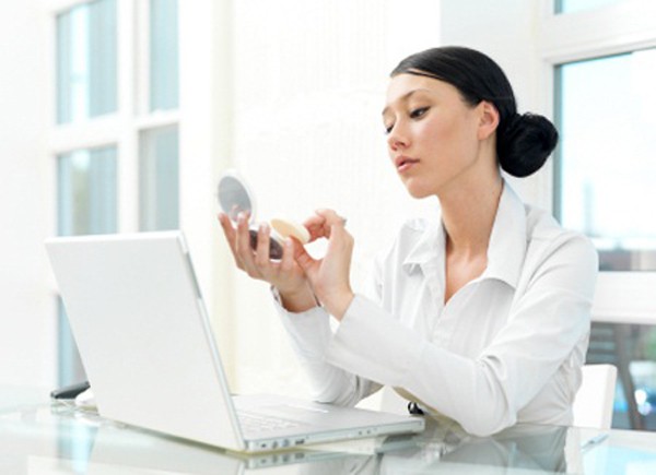 B&iacute; quyết giữ lớp nền trang điểm bền trong m&ugrave;a n&oacute;ng - Ảnh 2.