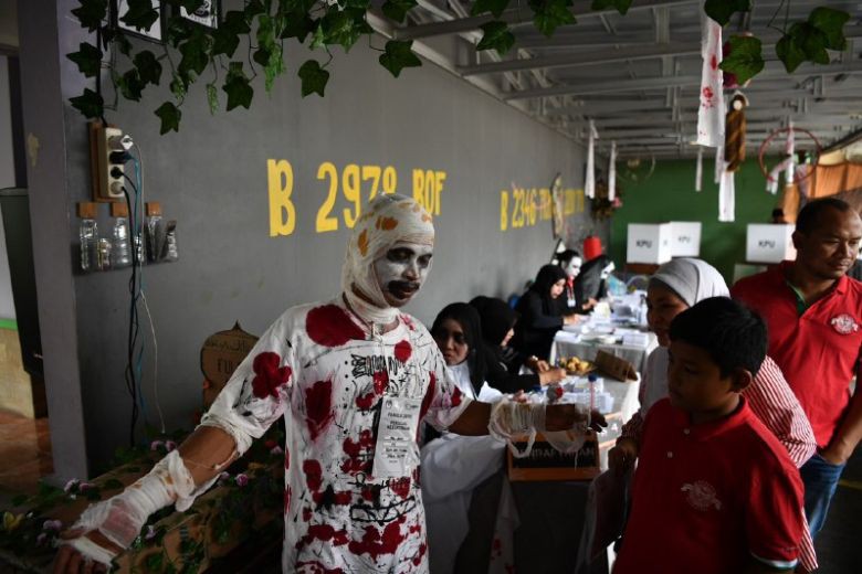 Indonesia d&ugrave;ng ma c&agrave; rồng l&ocirc;i k&eacute;o cử tri tới bỏ phiếu - Ảnh 1.
