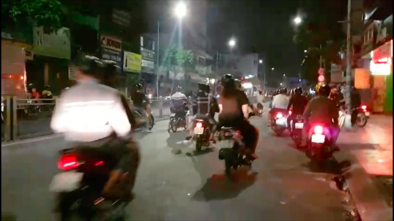 [VIDEO] - D&acirc;n chơi k&eacute;o nhau đua xe tr&aacute;i ph&eacute;p, live stream tr&ecirc;n facebook - Ảnh 3.
