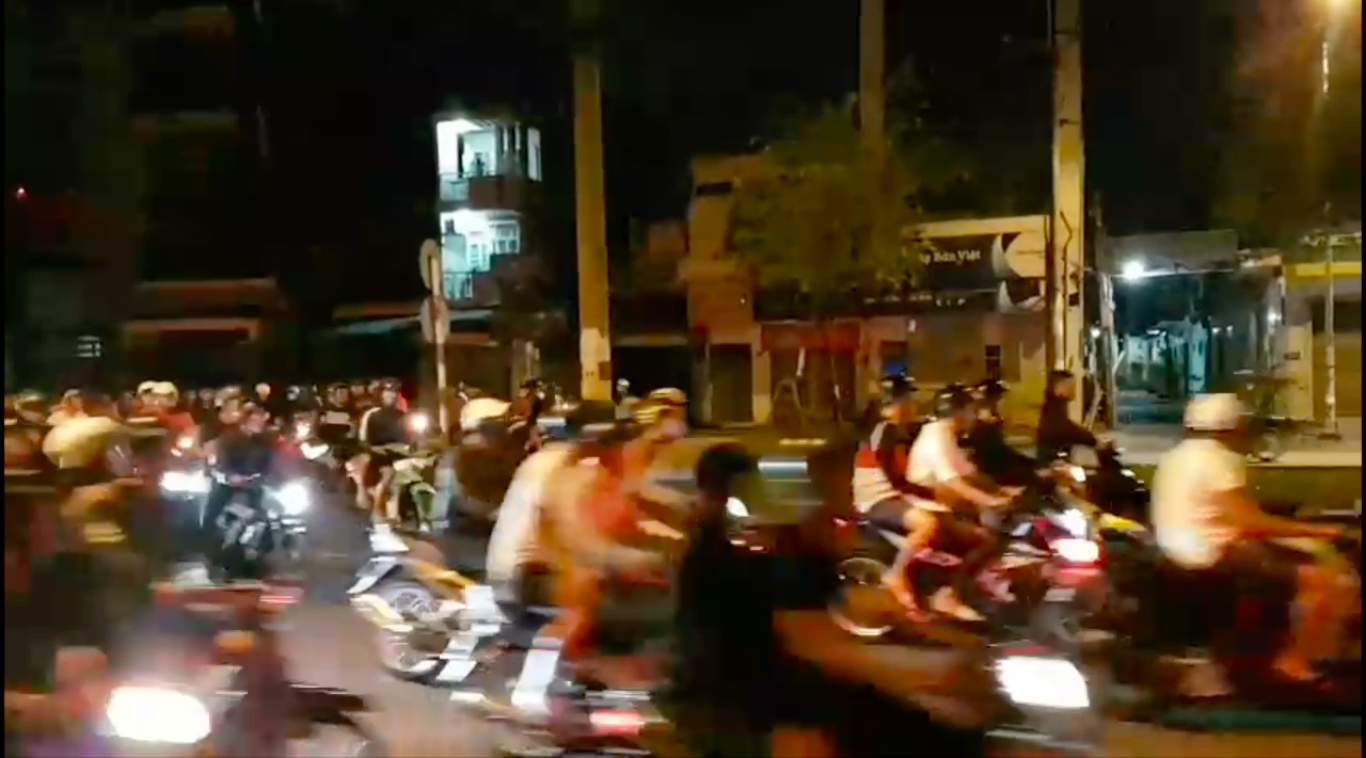 [VIDEO] - Dân chơi kéo nhau đua xe trái phép, live stream trên facebook