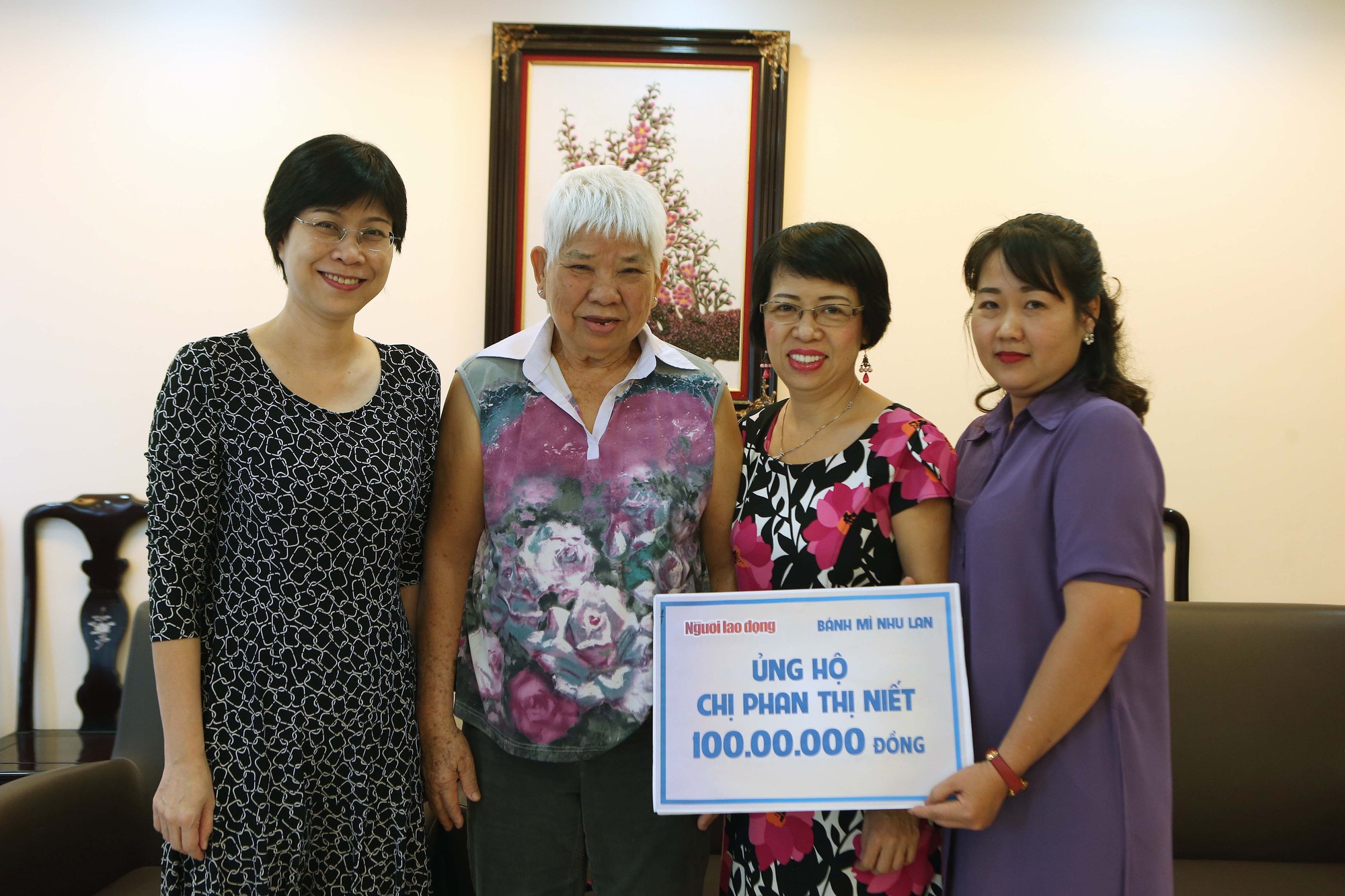 Cơ sở Như Lan tặng 100 triệu đồng cho gia đình bà Niết