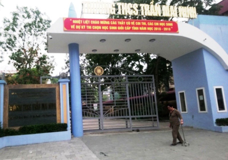 Tan học, bất ngờ thấy nữ sinh lớp 8 rơi từ tầng cao xuống đất