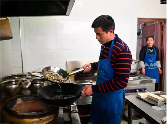 Mục sở thị trang trại nu&ocirc;i h&agrave;ng triệu con gi&aacute;n l&agrave;m mồi nhậu - Ảnh 2.