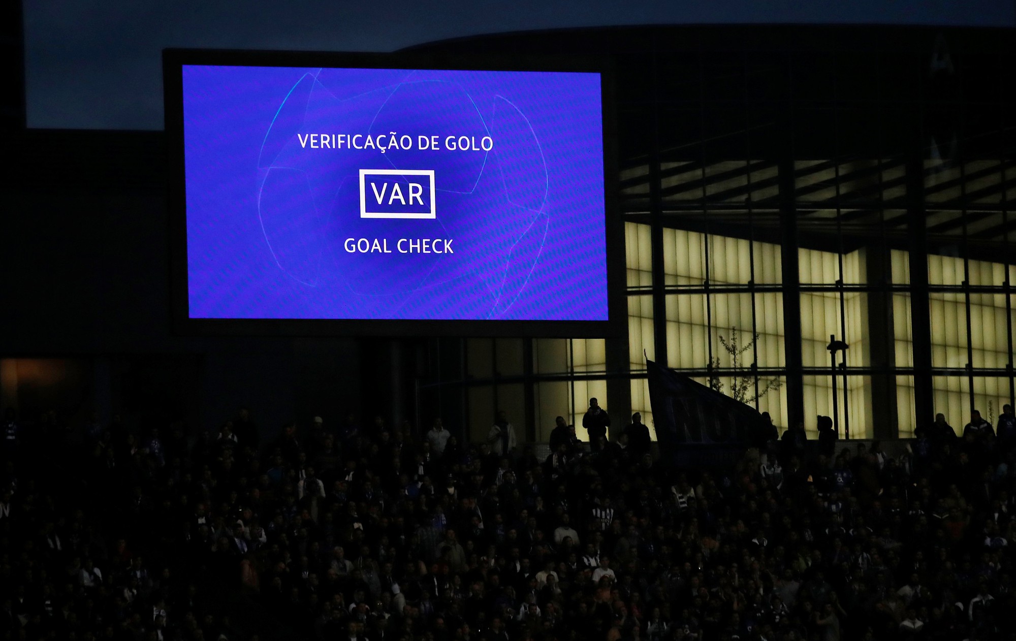 Si&ecirc;u tiền đạo lập c&ocirc;ng ở hang rồng, Liverpool v&agrave;o b&aacute;n kết Champions League - Ảnh 2.