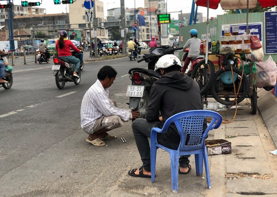 H&agrave;ng loạt người d&iacute;nh bẫy đinh tặc ở cửa ng&otilde; ph&iacute;a T&acirc;y TP HCM - Ảnh 4.