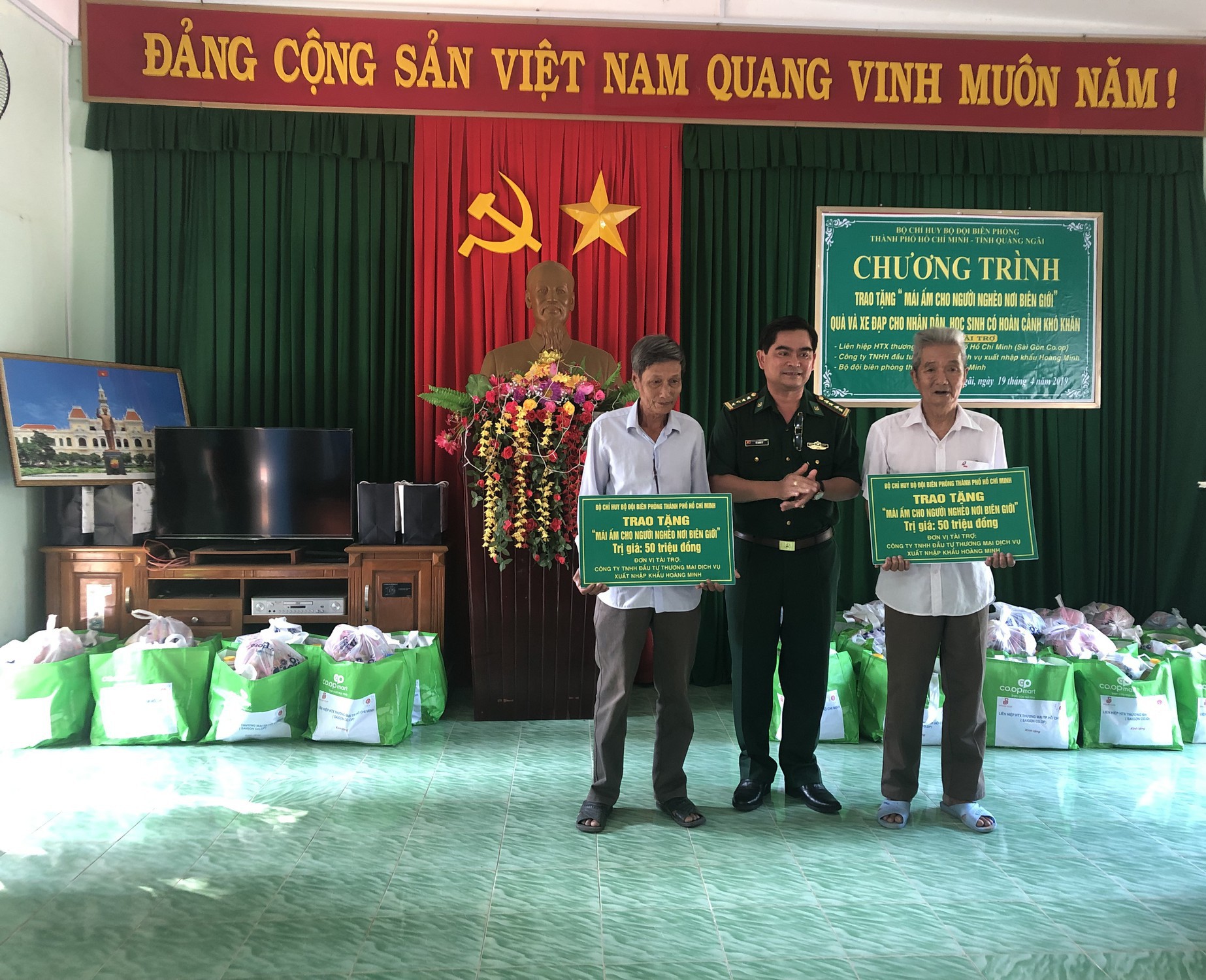 Tặng "Mái ấm cho người nghèo nơi biên giới" ở Quảng Ngãi