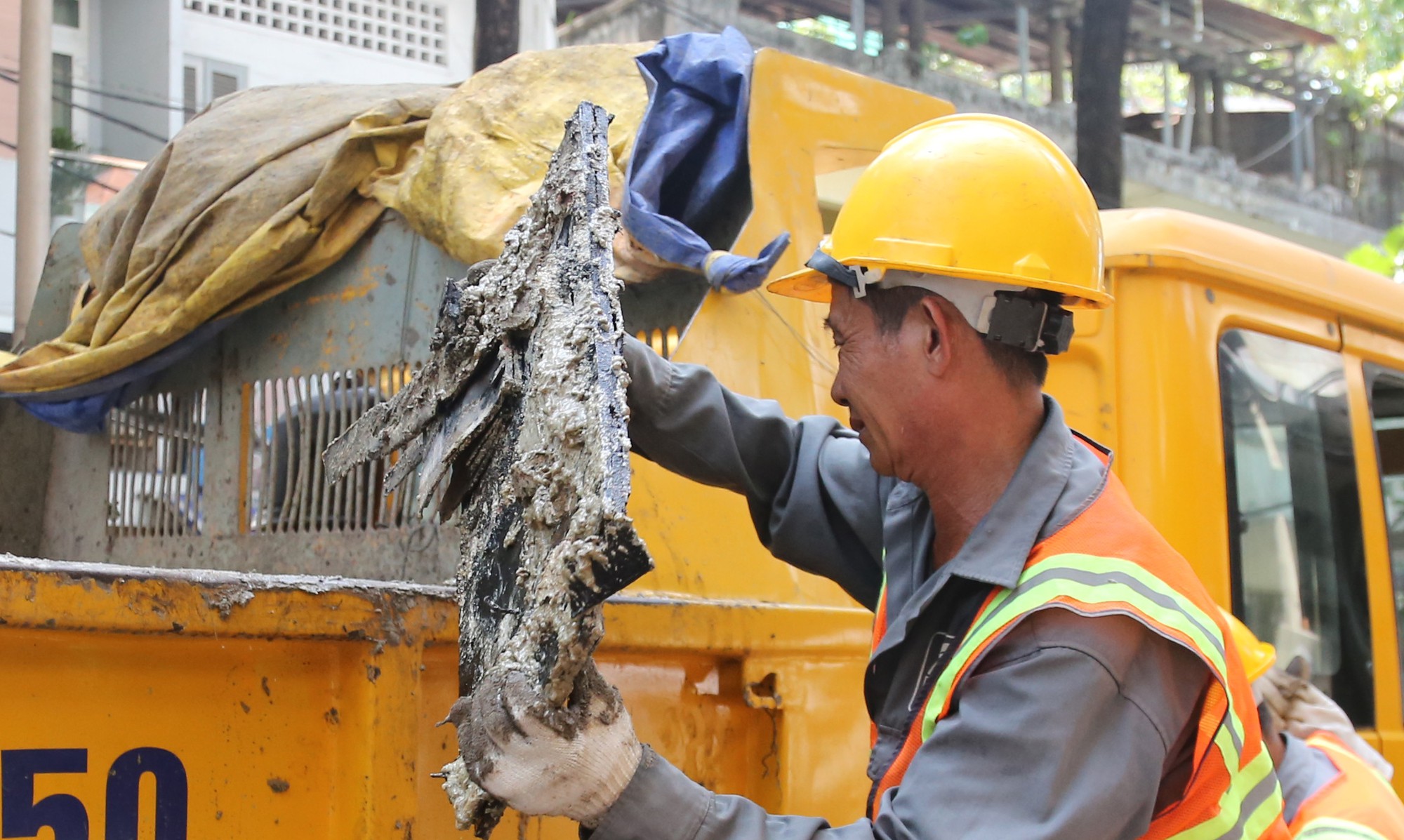 Cận cảnh con đường bị cho l&agrave; c&oacute; cống h&ocirc;i nhất TP HCM - Ảnh 4.
