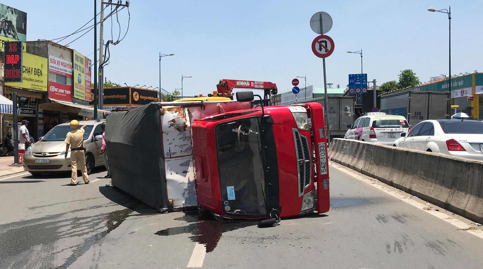 Xe lật giữa đường, ngàn người bơ phờ trong nắng gắt ở TP HCM