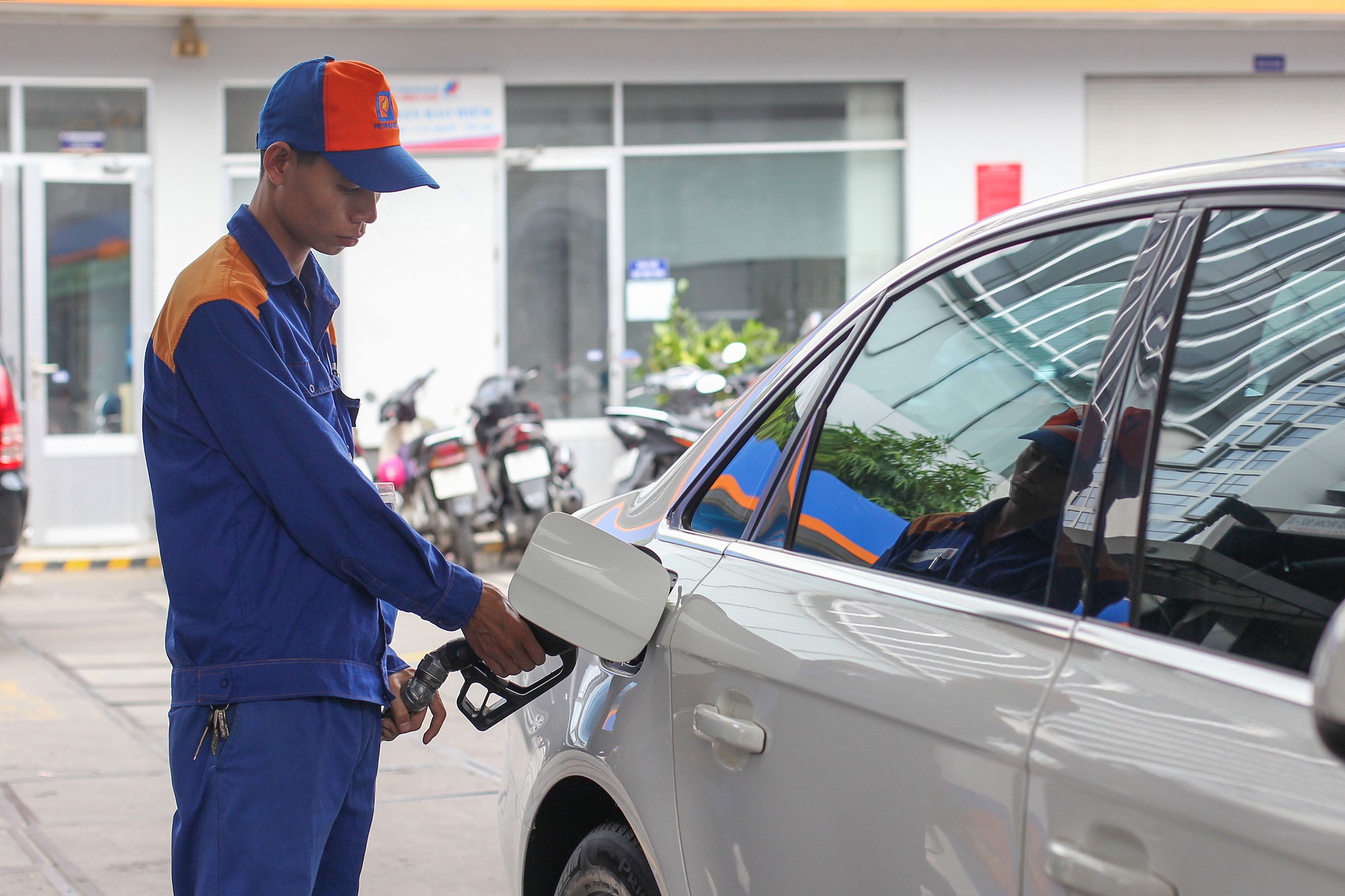 Đưa giá điện, xăng bám sát thị trường