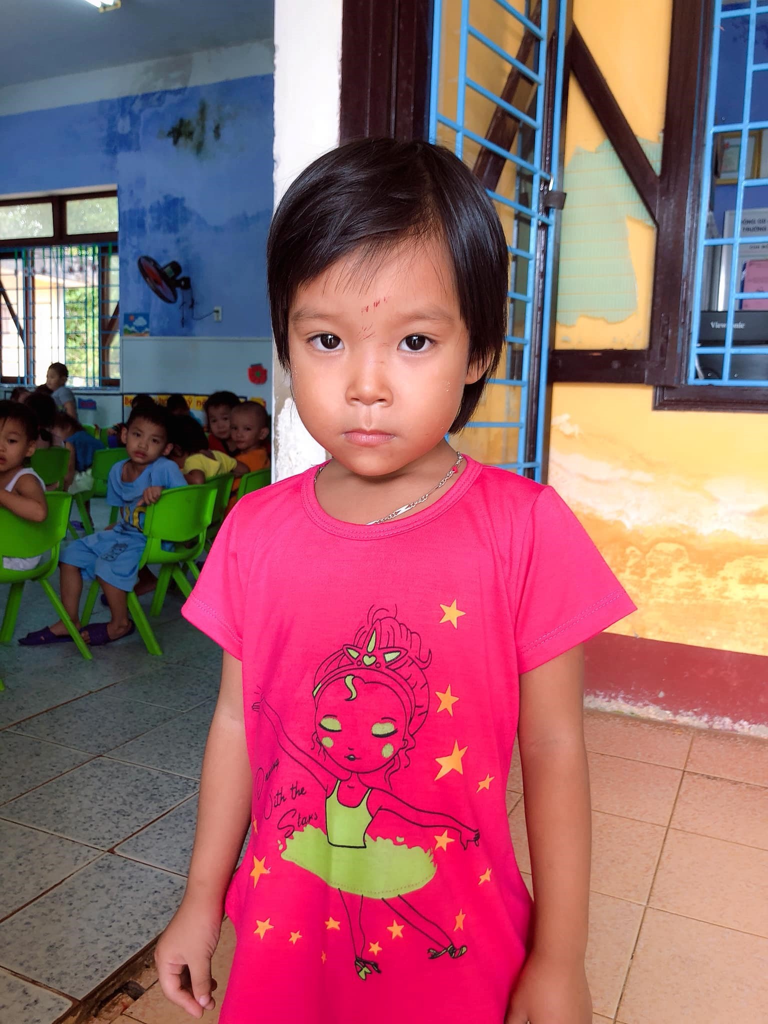Nỗ lực tìm người thân cháu bé bị lạc trên bãi biển