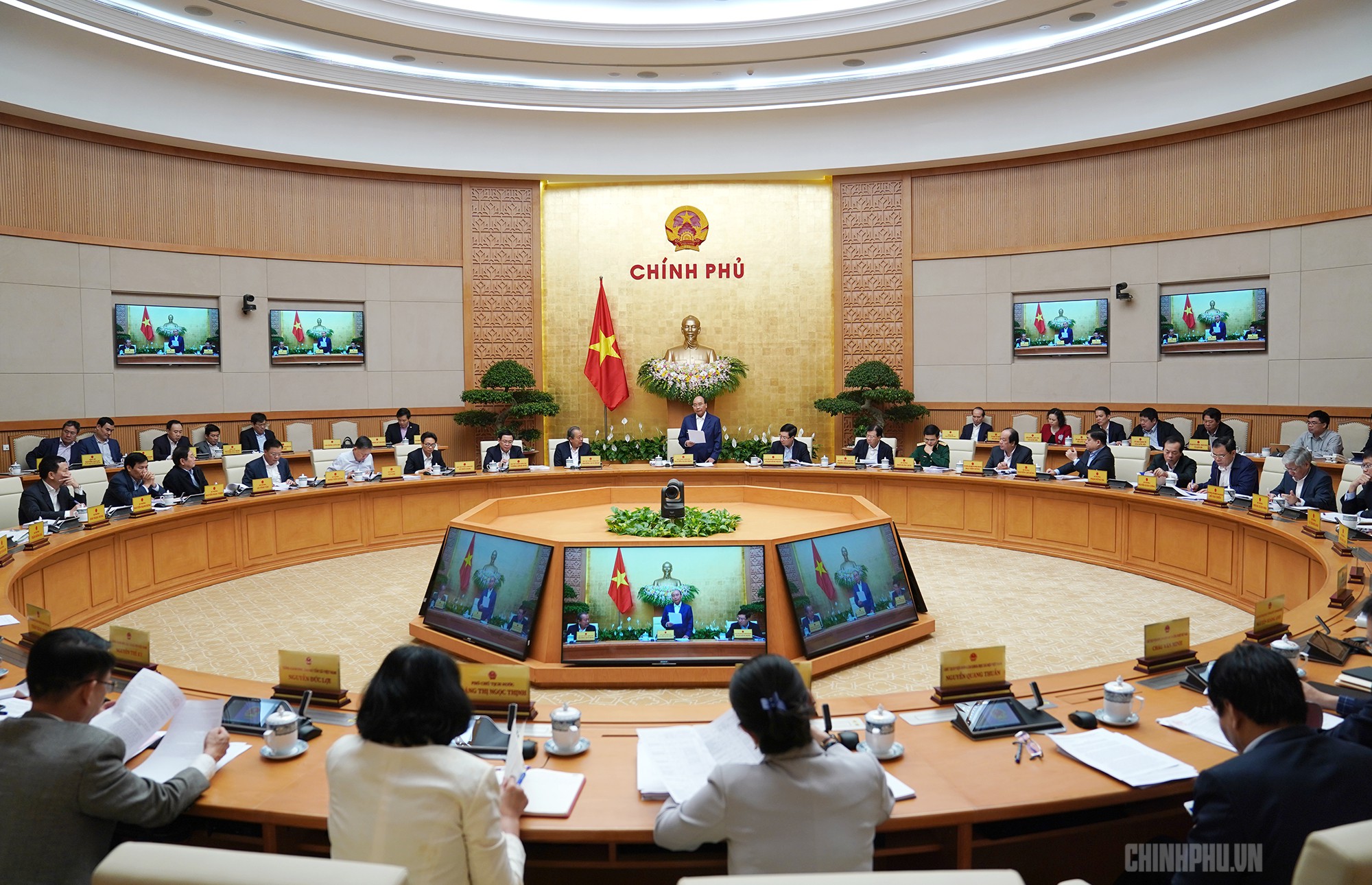 Họp Ch&iacute;nh phủ, Thủ tướng nhắc vụ ch&ugrave;a Ba V&agrave;ng, bạo h&agrave;nh nữ sinh lớp 9 - Ảnh 2.