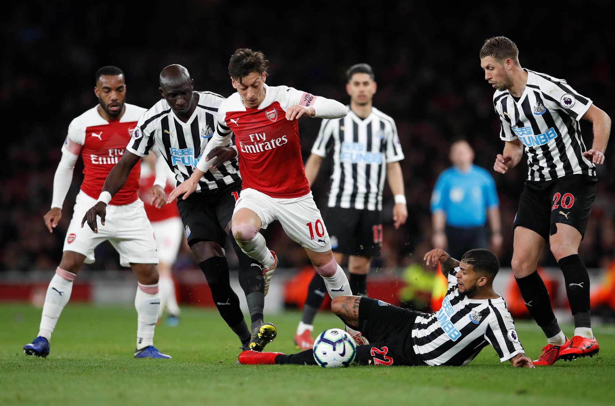 Thắng trận thứ 10 liên tiếp sân nhà, Arsenal "bay" vào Top 3 Ngoại hạng