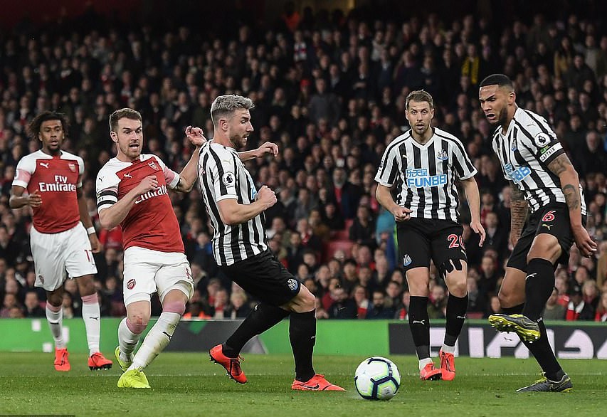 Thắng trận thứ 10 li&ecirc;n tiếp s&acirc;n nh&agrave;, Arsenal bay v&agrave;o Top 3 Ngoại hạng - Ảnh 2.