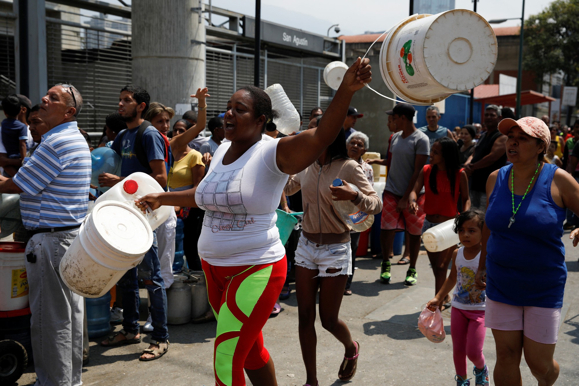 Venezuela căng thẳng v&igrave; điện, nước - Ảnh 1.
