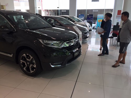 Ôtô đua nhau giảm giá dịp lễ