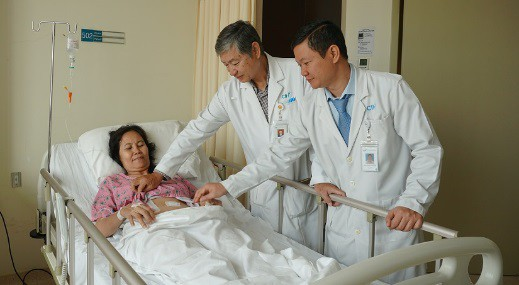 Ở nước ngoài tưởng đau dạ dày, qua Việt Nam lấy ra một mớ sỏi - Ảnh 1.