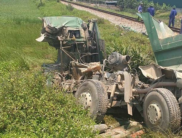 Tàu hỏa tông xe ben "bay" xa 10 m, tài xế tử vong trong cabin bẹp nát