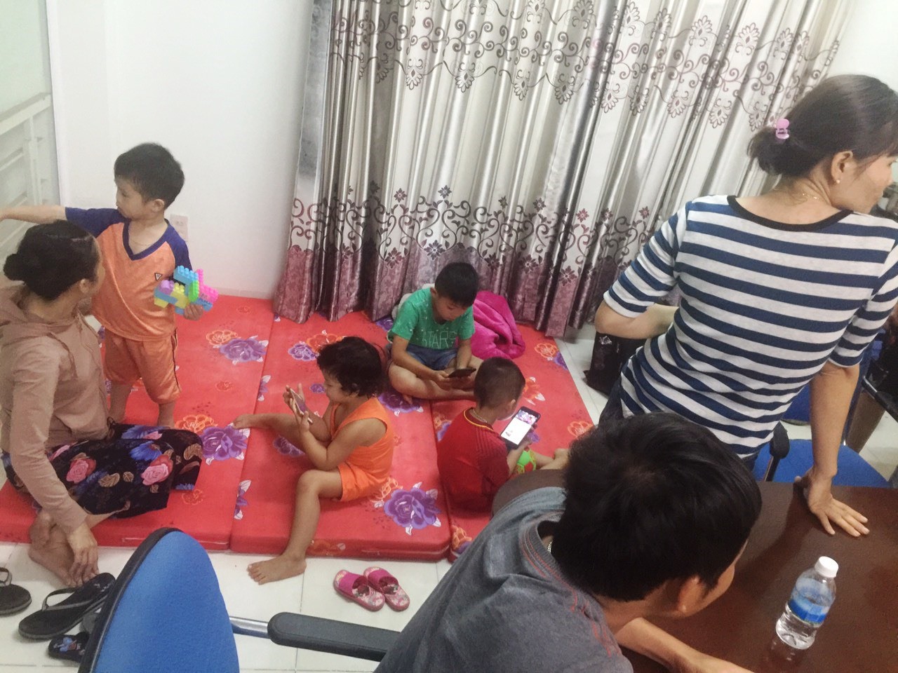 Hoàng Quân hứa lèo, người dân "chiếm" trụ sở làm việc để ăn ở