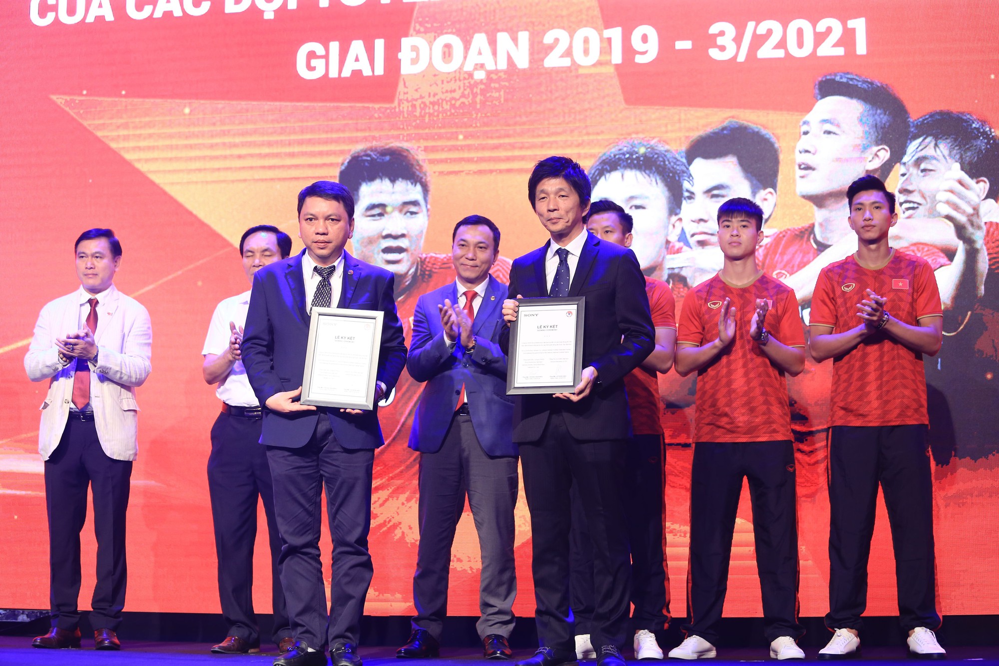 D&agrave;n sao đội tuyển Việt Nam rạng rỡ trong ng&agrave;y c&oacute; nh&agrave; t&agrave;i trợ mới - Ảnh 1.