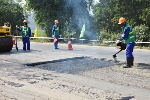 Hơn 30 công nhân dự thi duy tu, sửa chữa đường bộ giỏi