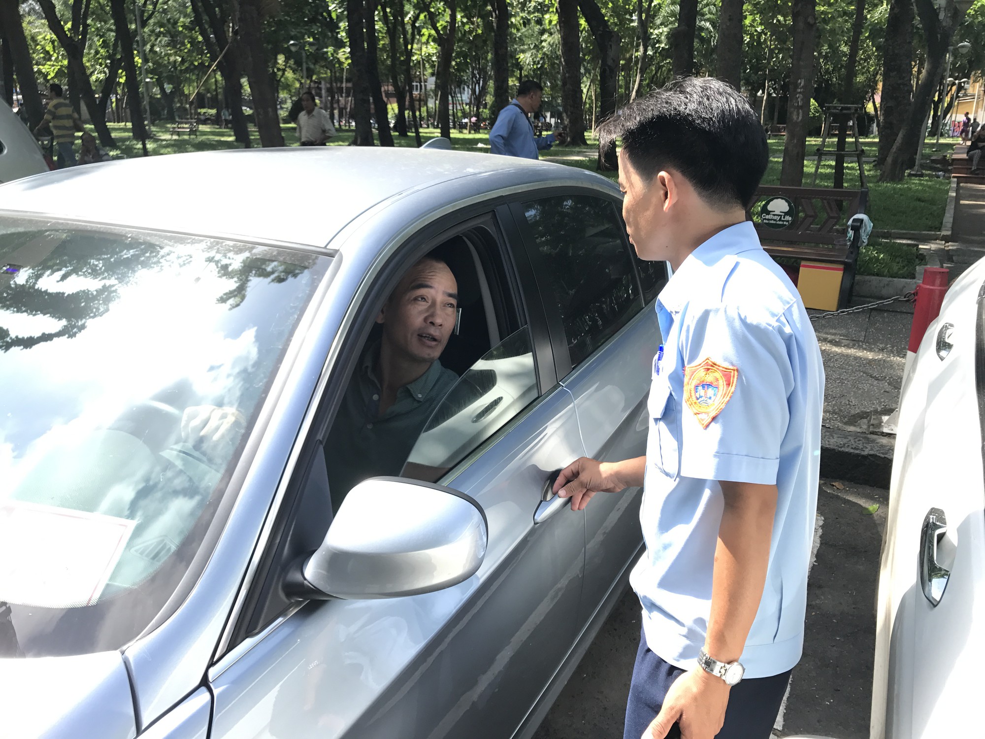 TP HCM: Thanh niên xung phong sẽ chủ trì thu phí ôtô đậu dưới lòng đường