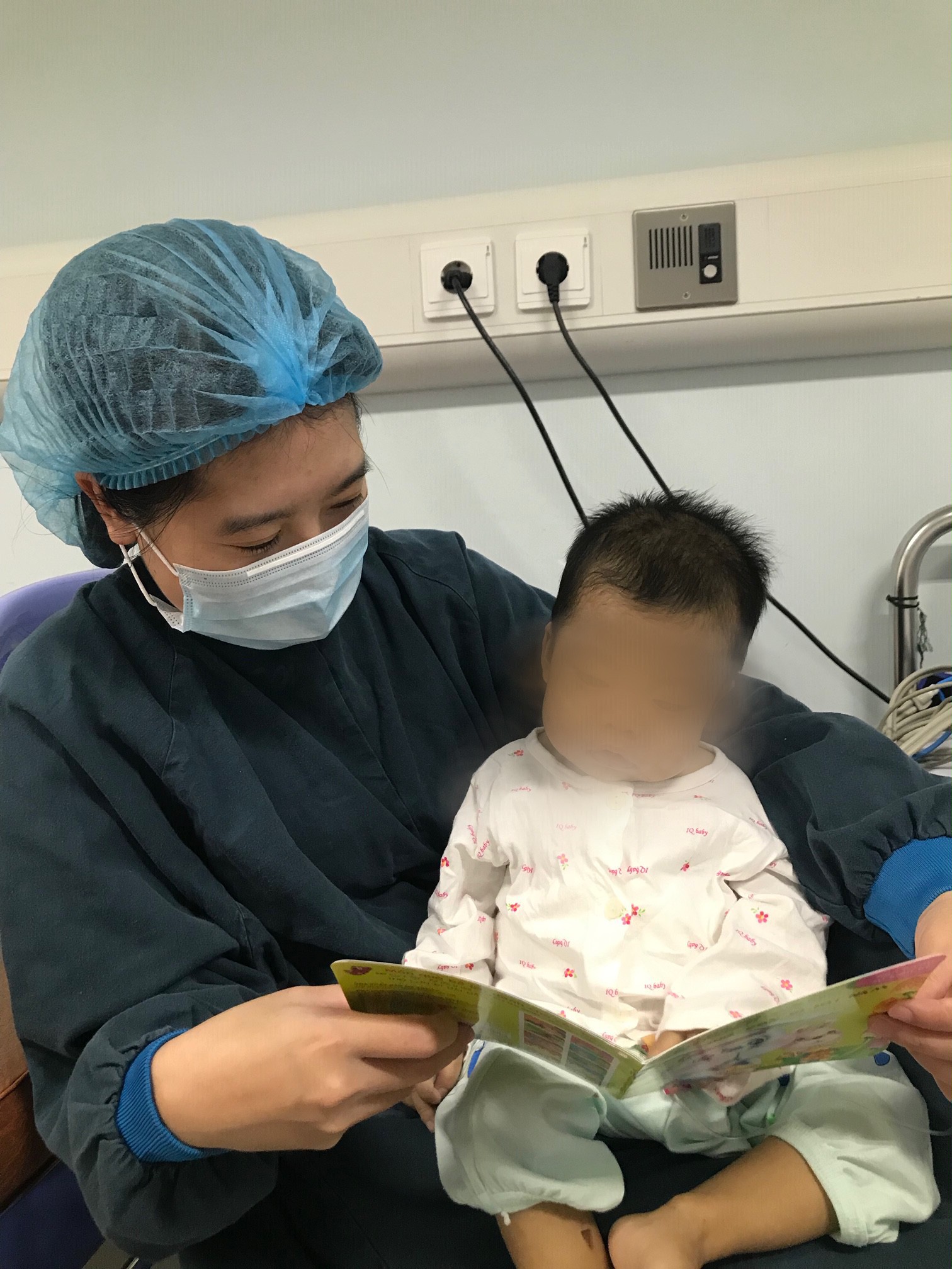 Gh&eacute;p gan th&agrave;nh c&ocirc;ng cho b&eacute; g&aacute;i chỉ nặng 6,7 kg - Ảnh 1.