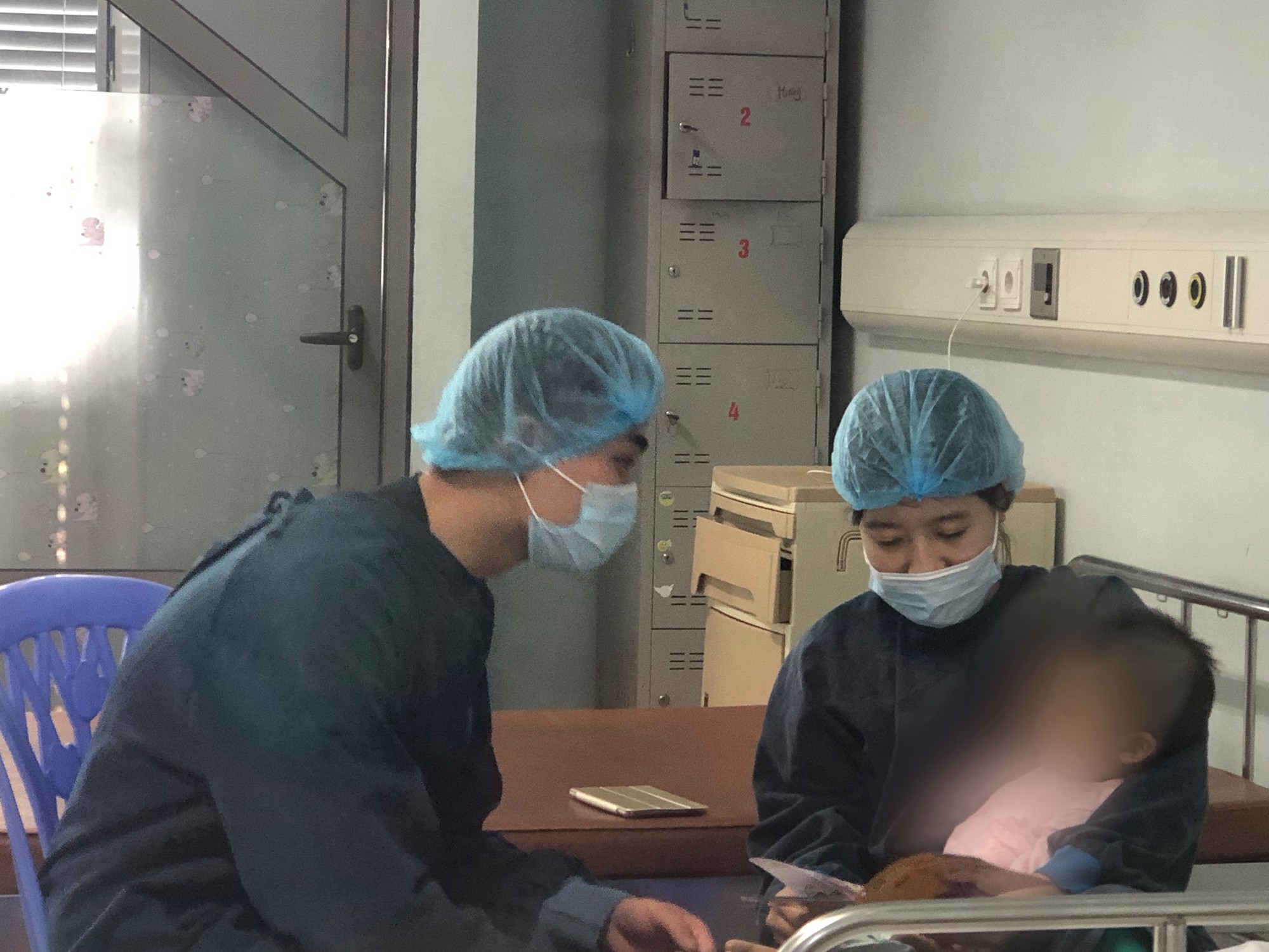 Gh&eacute;p gan th&agrave;nh c&ocirc;ng cho b&eacute; g&aacute;i chỉ nặng 6,7 kg - Ảnh 2.