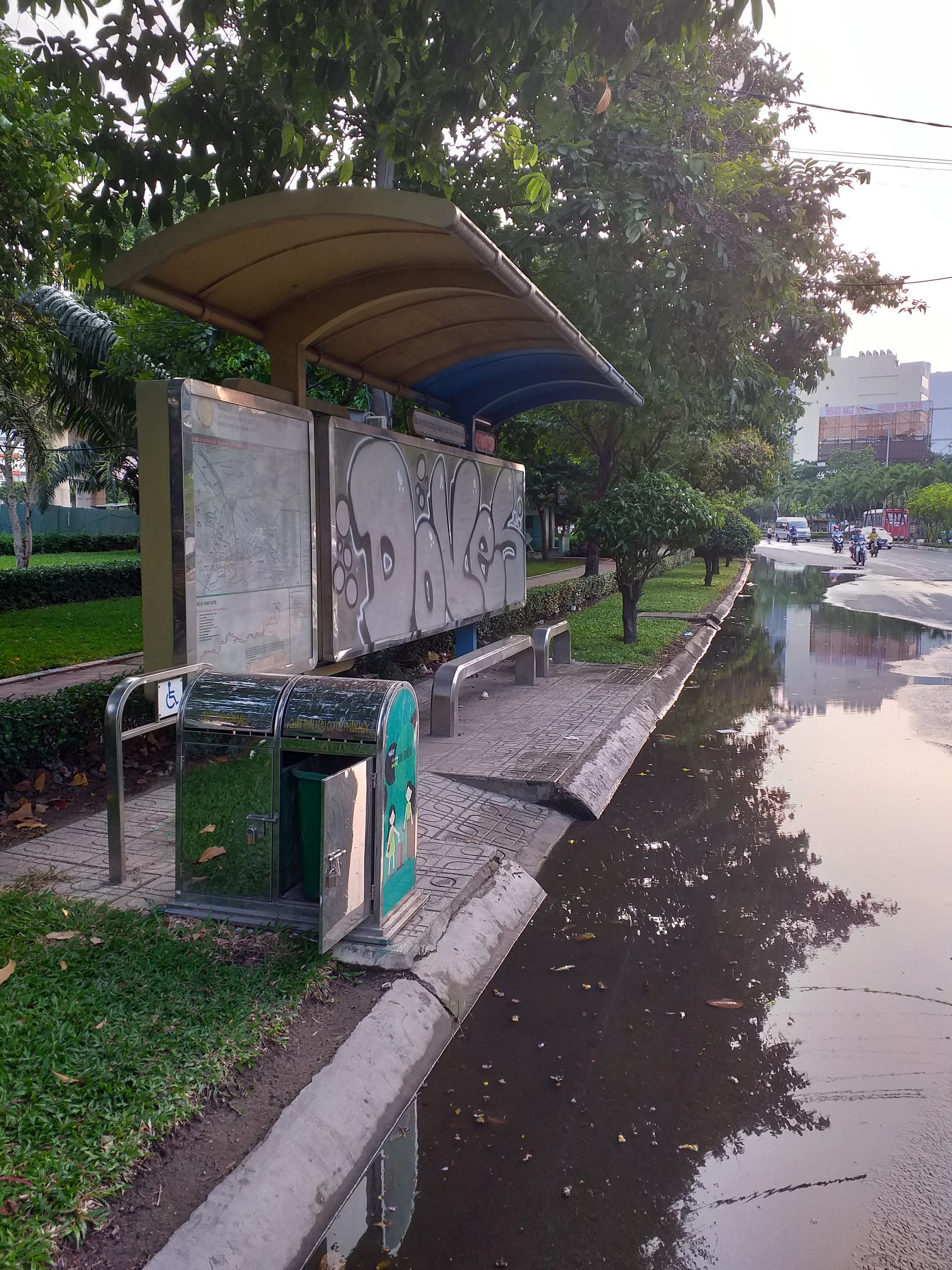 "Ao, hồ" giữa đường