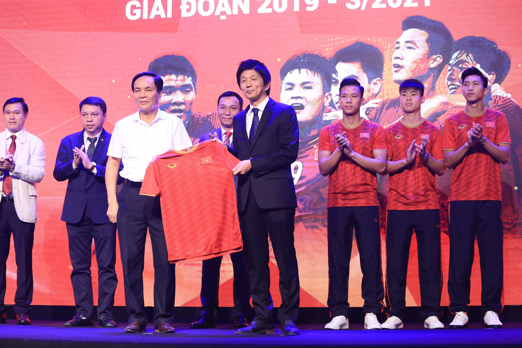 Dàn sao đội tuyển Việt Nam rạng rỡ trong ngày có nhà tài trợ mới