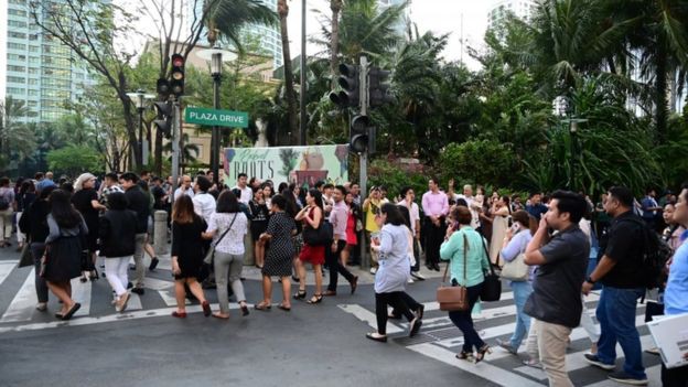 Philippines: Động đất l&agrave;m nhiều người chết, d&acirc;n t&uacute;a ra khỏi nh&agrave; cao tầng - Ảnh 2.