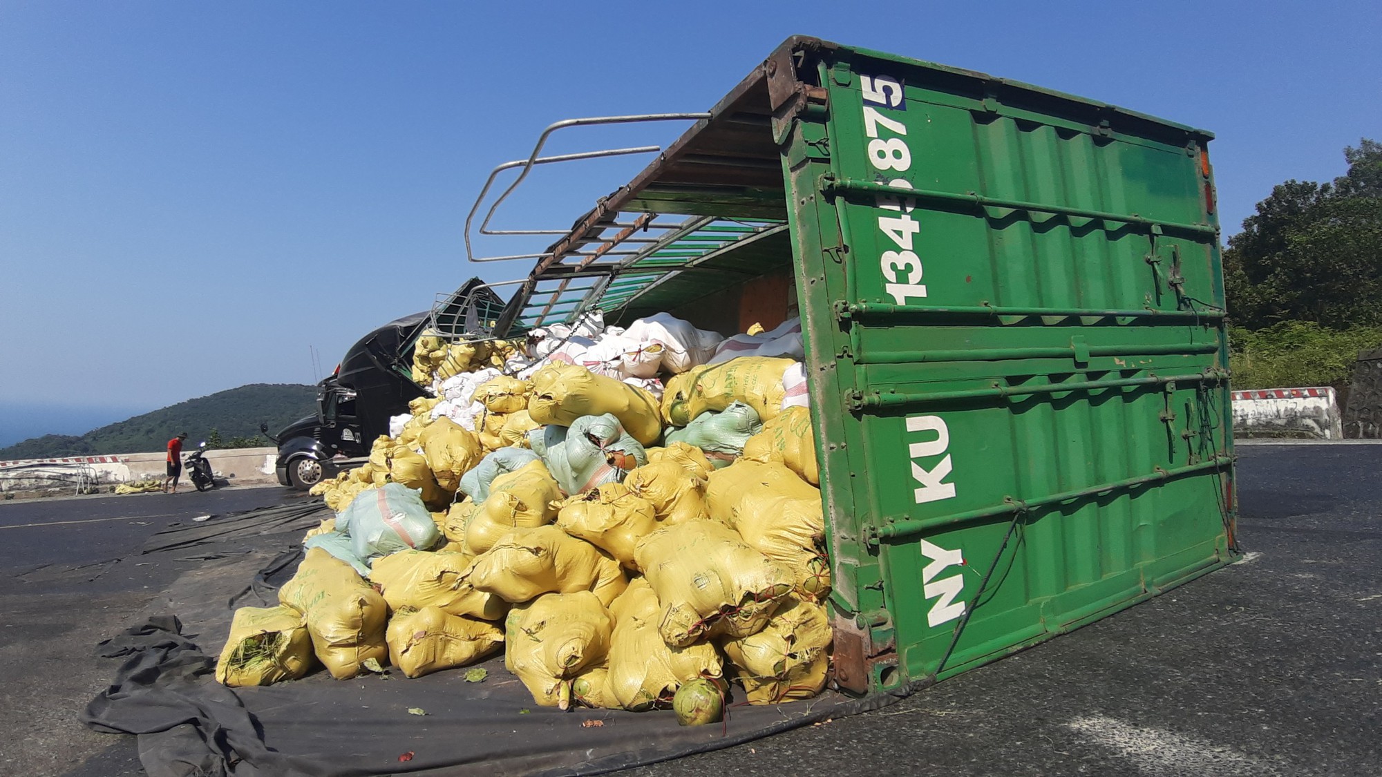 Lật xe container, 27 tấn dừa nằm lăn l&oacute;c tr&ecirc;n đ&egrave;o Hải V&acirc;n - Ảnh 2.