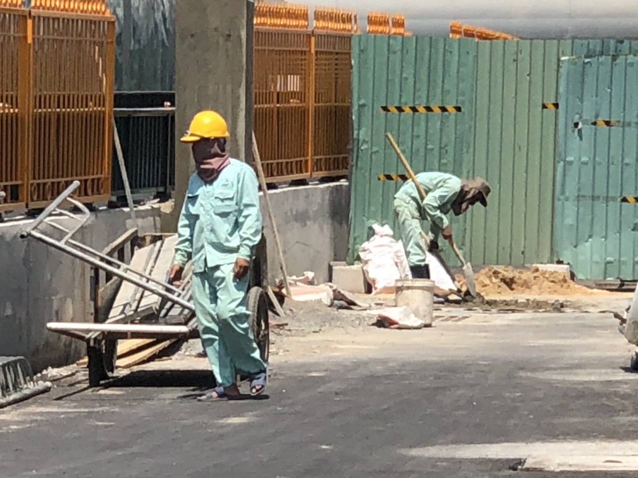 Công nhân oằn mình dưới nắng nóng - Ảnh 2.