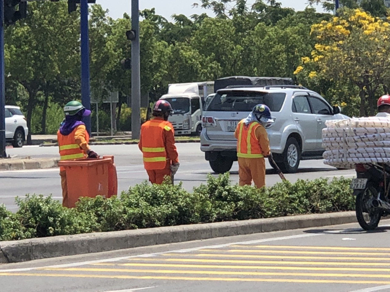 Công nhân oằn mình dưới nắng nóng - Ảnh 1.