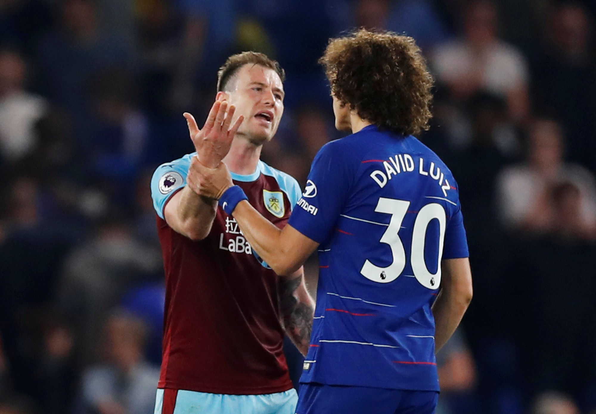 HLV Sarri bị đuổi, Chelsea vuột chiến thắng trước Burnley