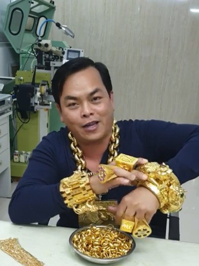 Khởi tố, bắt tạm giam Phúc XO